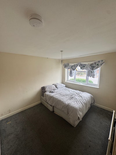 Bright Double Room Available in Spacious House Main Photo