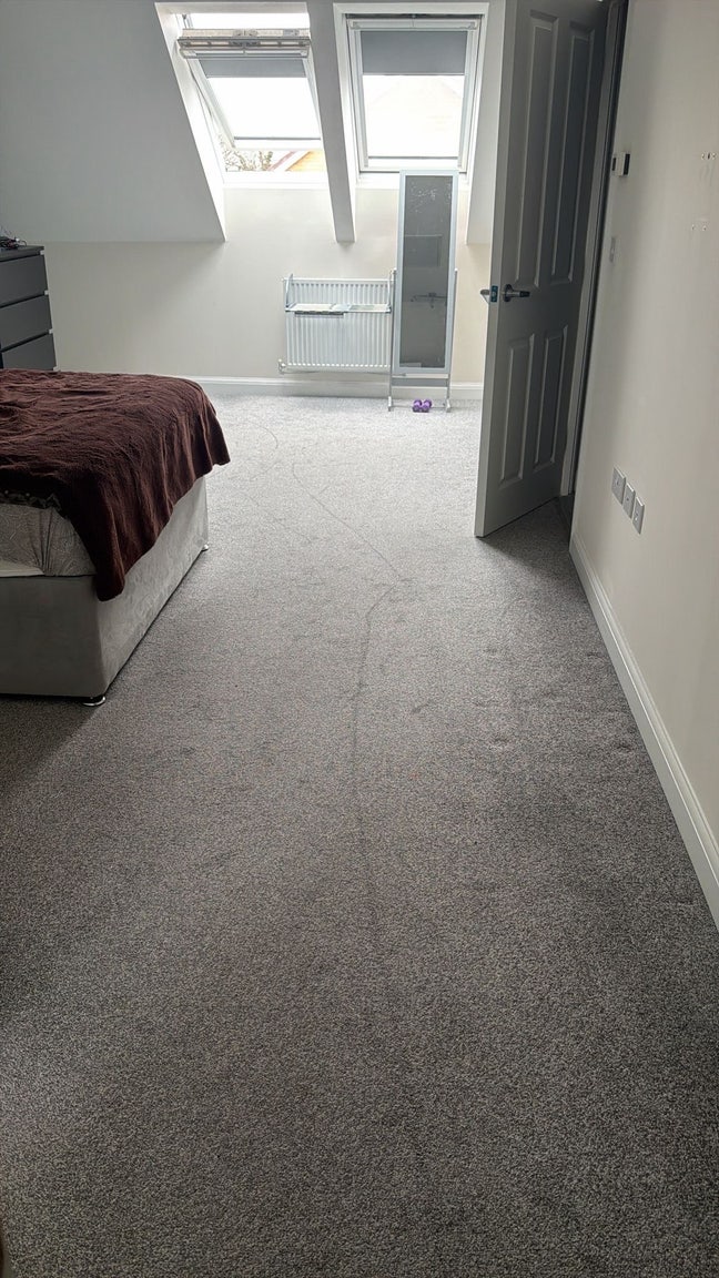 A spacious en-suite double room available  Main Photo