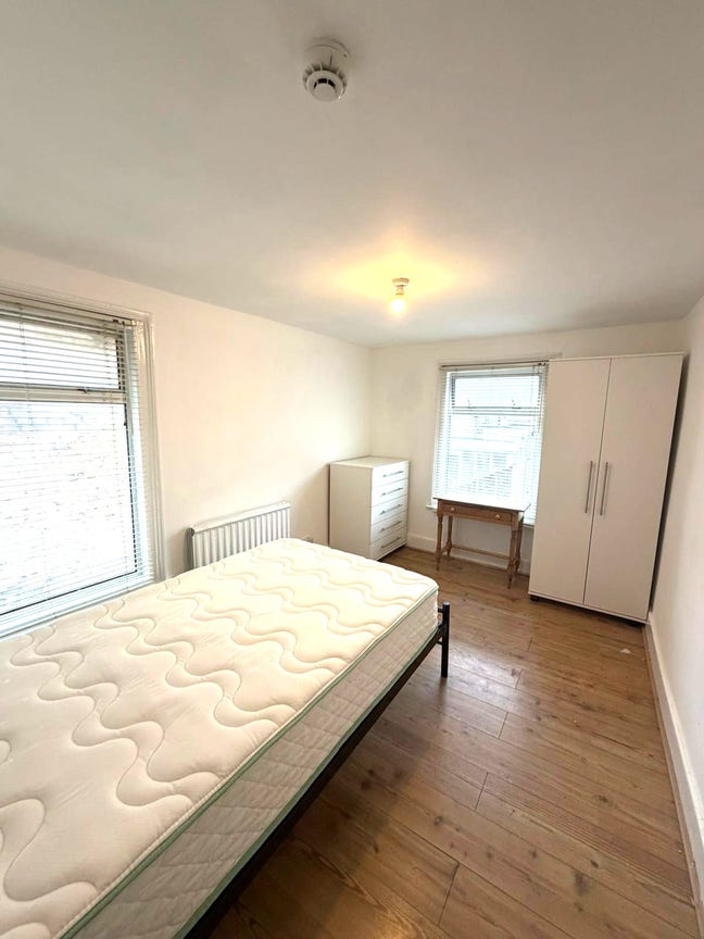 Room for in Startford (Westfield)  Main Photo