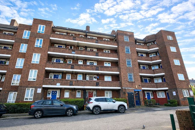 2 Bedroom Flat on Retreat Place, Hackney E9 Main Photo