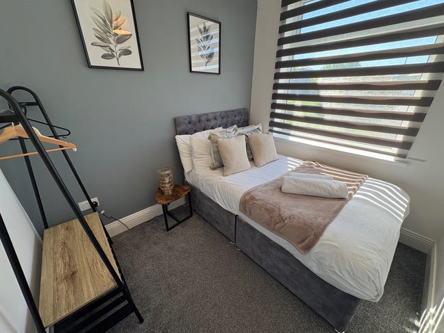 Modern 2-bed fully furnished flat - Carr Hill Road Main Photo