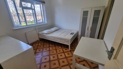 Large double room in quiet house - East End Main Photo