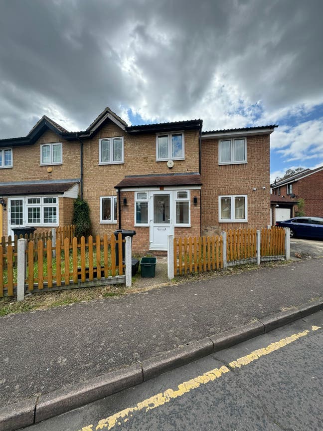 Spacious 4-Bedroom Semi-Detached House – Excellent Main Photo