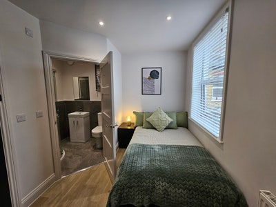 Quiet Double Room with Ensuite | Bills Included Main Photo