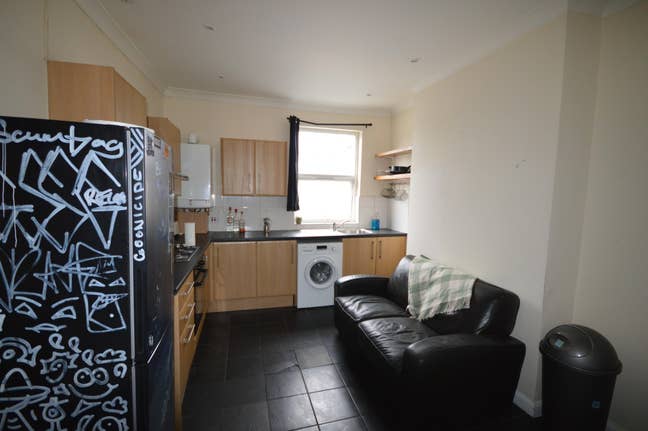 Two bed flat with roof terrace near Manor House Main Photo
