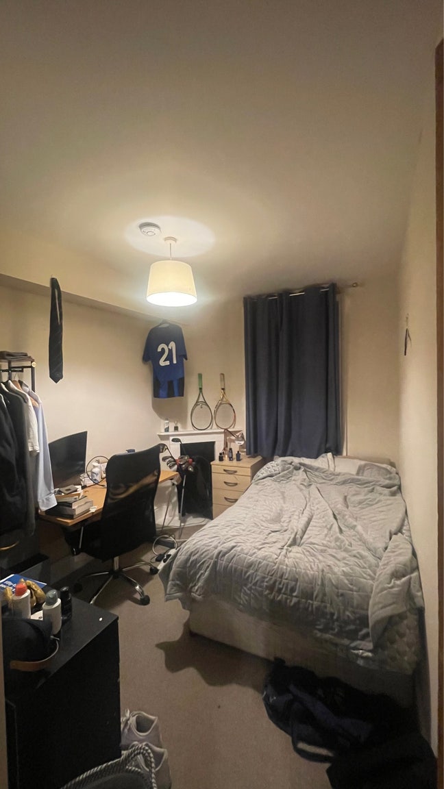 One double bedroom available  Main Photo