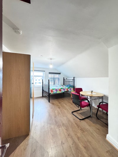 Spacious Double Room Near City Centre  Main Photo