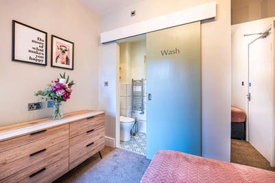Modern Double Ensuite Town Centre Main Photo