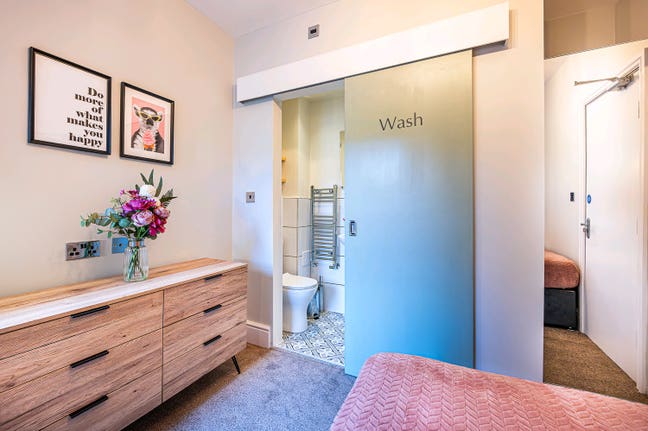 Modern Double Ensuite Town Centre Main Photo