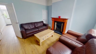 2 bedrooms available in a 4-bedroom house share Main Photo