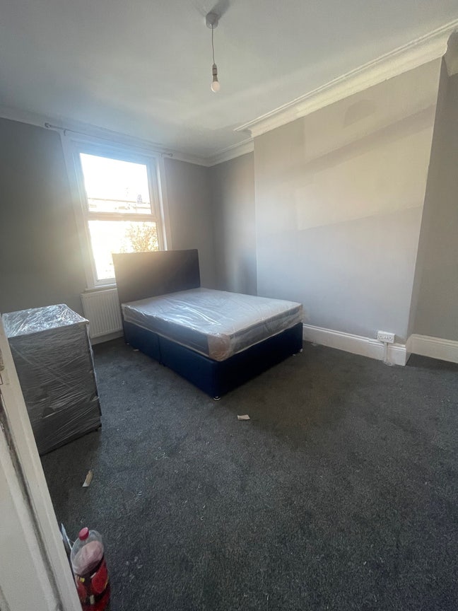 Beautiful Room Available in Hyde Park Now Main Photo