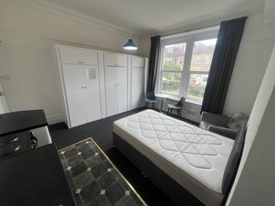 Spacious Bedsit in St Andrews Main Photo