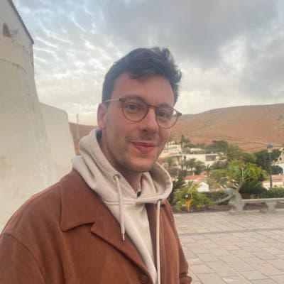 I am a professional male aged 29. I am lookin... Main Photo