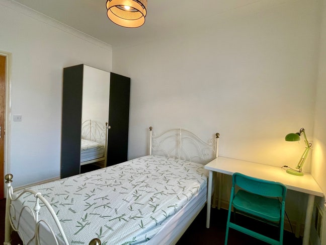 Fully furnished small double room in Walthamstow Main Photo