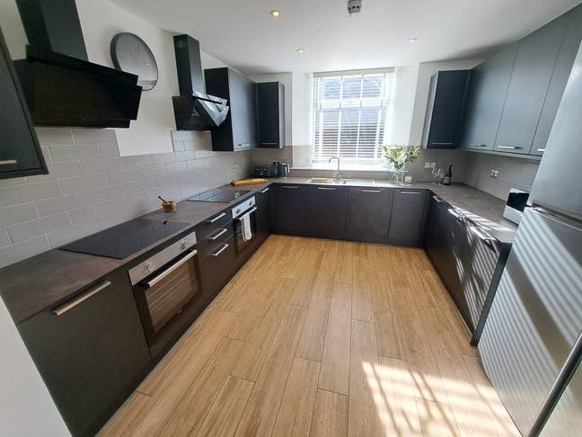 Double En-suites With Desk And Off Street Parking  Main Photo