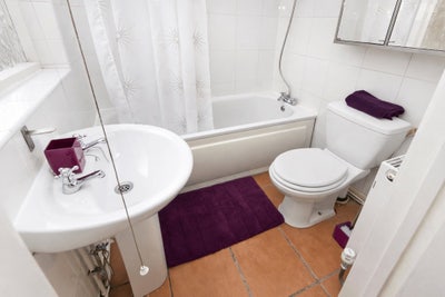 4 bedroom 3 bathroom house in Lenton 1 room  Main Photo