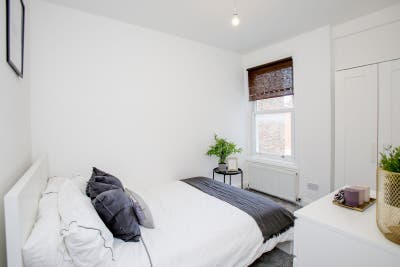 Room available in six bedroom Chiswick  Main Photo