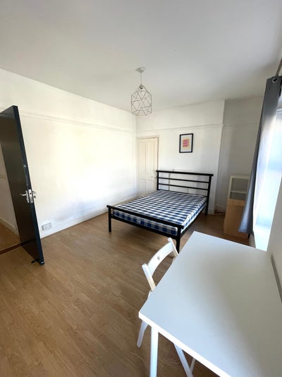 4 or 5 Bedroom Property Brynmill &pound;370pp pcm Main Photo