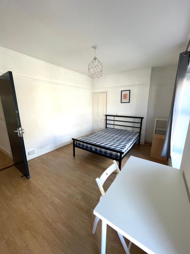 4 or 5 Bedroom Property Brynmill &pound;370pp pcm Main Photo