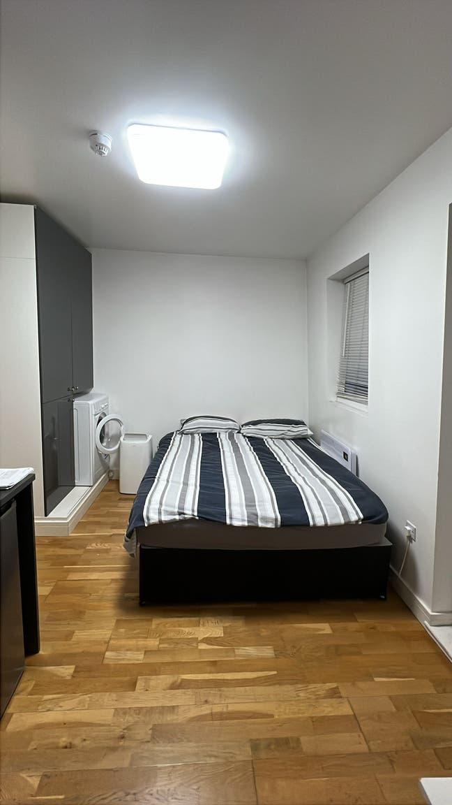 Lovely Studio With Balcony in Mile End- Zone 2 Main Photo