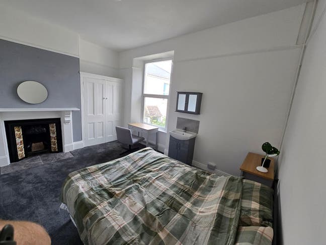 Stunning Attic Double Room in Renovated Property Main Photo