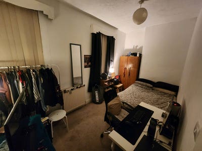 One Double Bedroom Available + Bills -420 pcm Main Photo