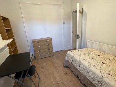 Spacious Room Available in Stratford E15 Main Photo