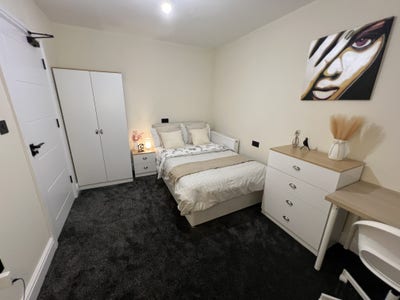 Newly Renovated En-suite House Share SK1 Main Photo