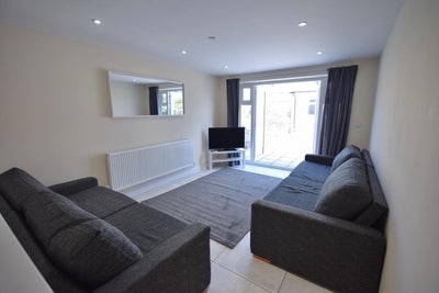 9 bedroom female house, room to be filled. Main Photo