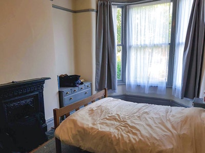 Double Room - Private Estate Near Burton Road Main Photo