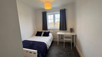Double Room available in a Modern Town House Main Photo