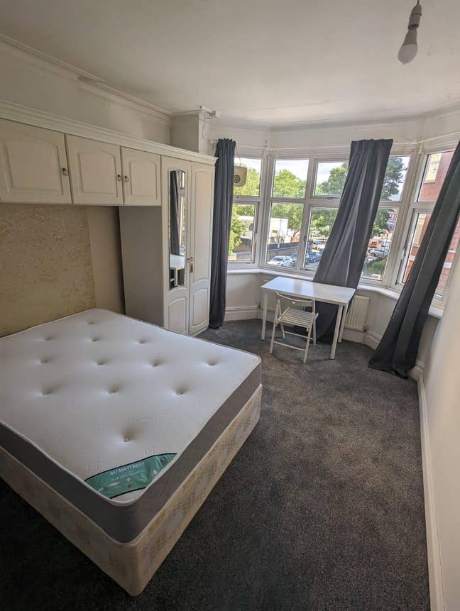 Move In Now – Single Room, Double Bed, in Acton C. Main Photo