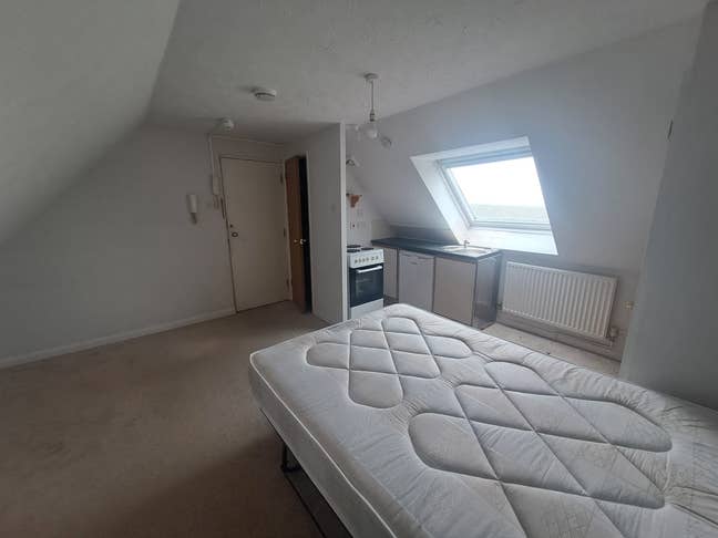 Self-Contained Studio Flat - St Alban's - AL2 Main Photo