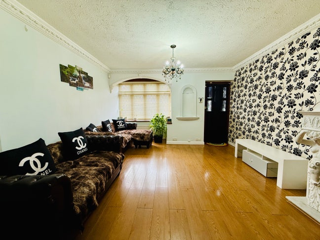 3Bedroom+Living RM+Garden+Parking@Barking+Dagenham Main Photo