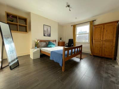 Large Double Room Bills Included Shepherd's Bush Main Photo