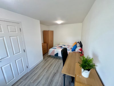 Large Room to Rent – Great Location in Beeston Main Photo