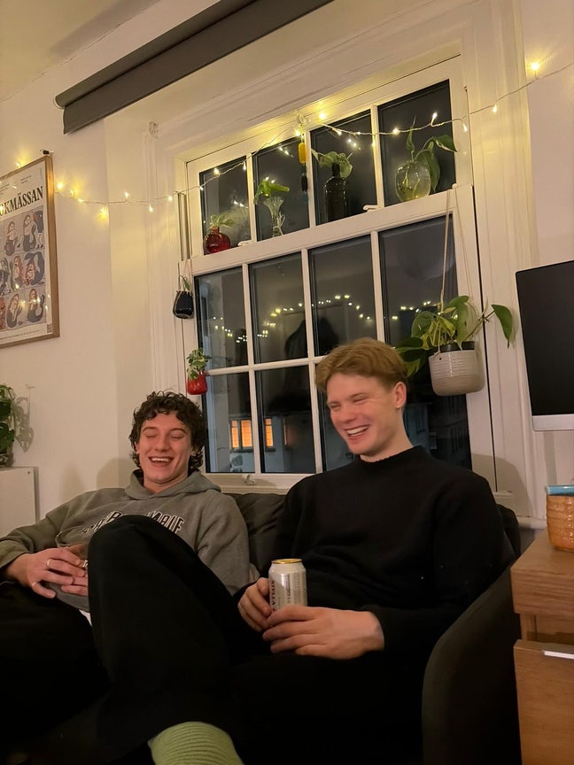 Young professional looking for a room! Main Photo