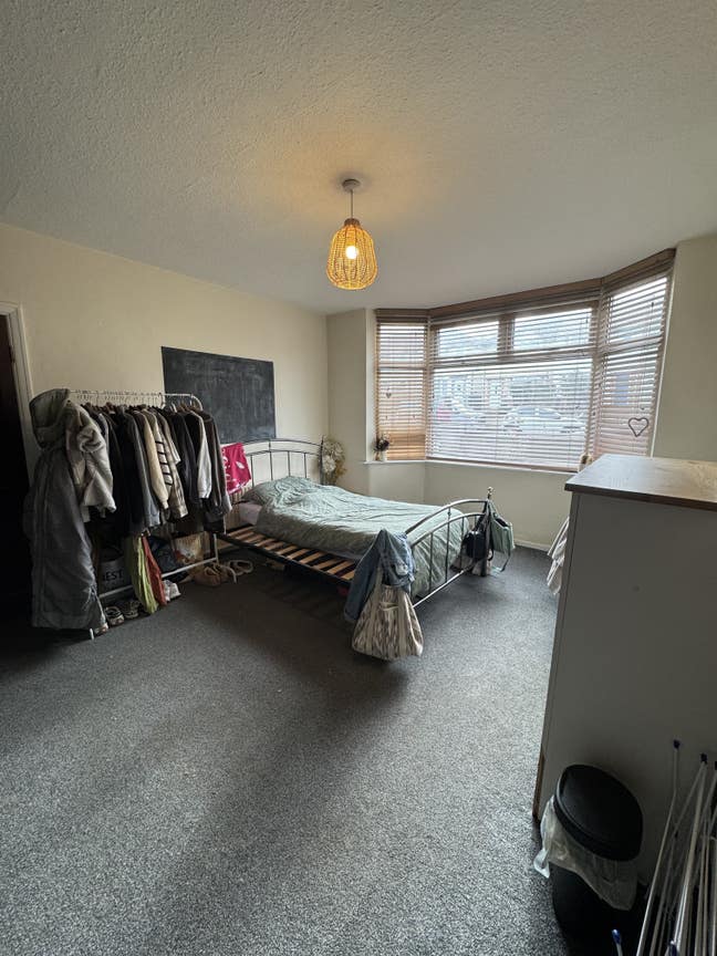 1 double room available in a family home  Main Photo