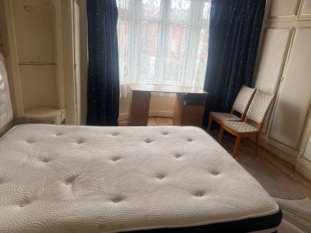 Double furnished quiet room to Let in Willesden Main Photo