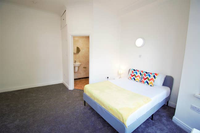 2 en suites / All Bills included ! W12  Main Photo