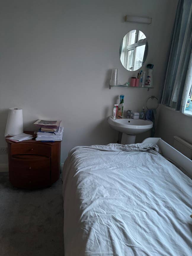 Double Room In Morden & Loft with Toilet  Main Photo