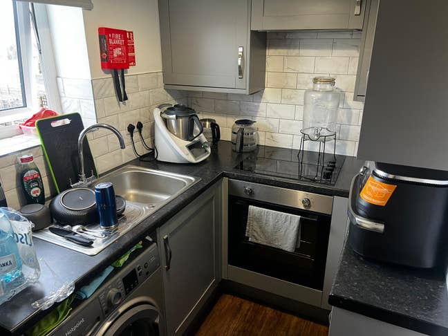 Furnished studio, with Kitchenette, en-suite.  Main Photo