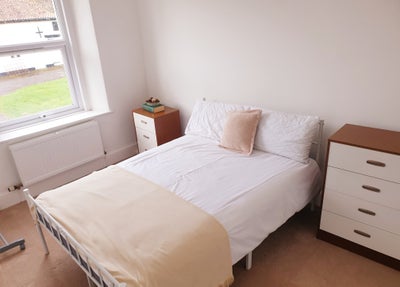1 double room. Ideal HPC and Agratas Contractors. Main Photo