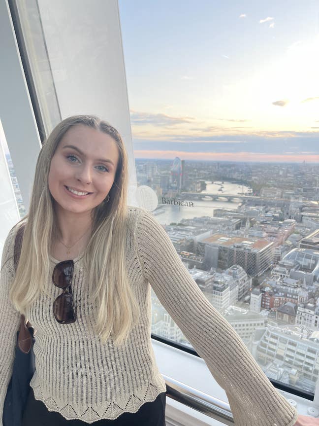 23F professional relocating to London for work Main Photo