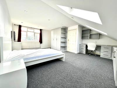 Beautiful Modern Ensuite in New Malden – Comfort  Main Photo