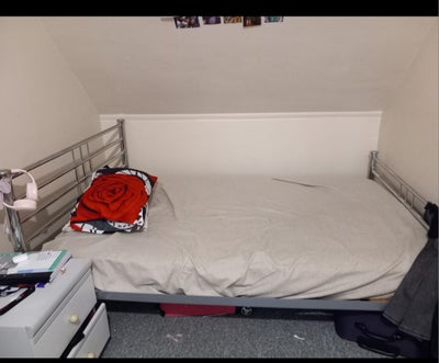 Spacious Double room available  Main Photo