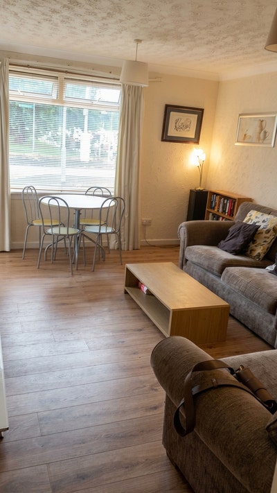 Master bedroom in a flat near Glasgow Green Main Photo