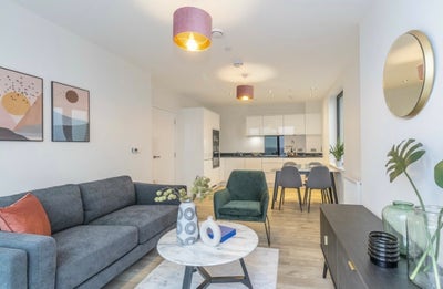 Modern 1-Bed Flat with Private Bathroom Main Photo