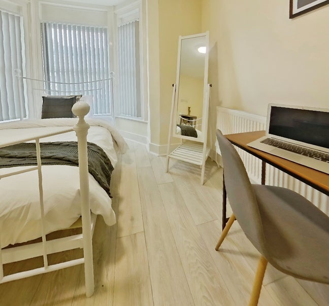 Large En-Suite Wirral Rooms Main Photo