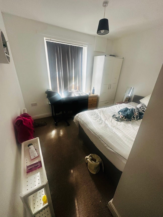 1 x Double Room Available + En-suite Bathroom!  Main Photo
